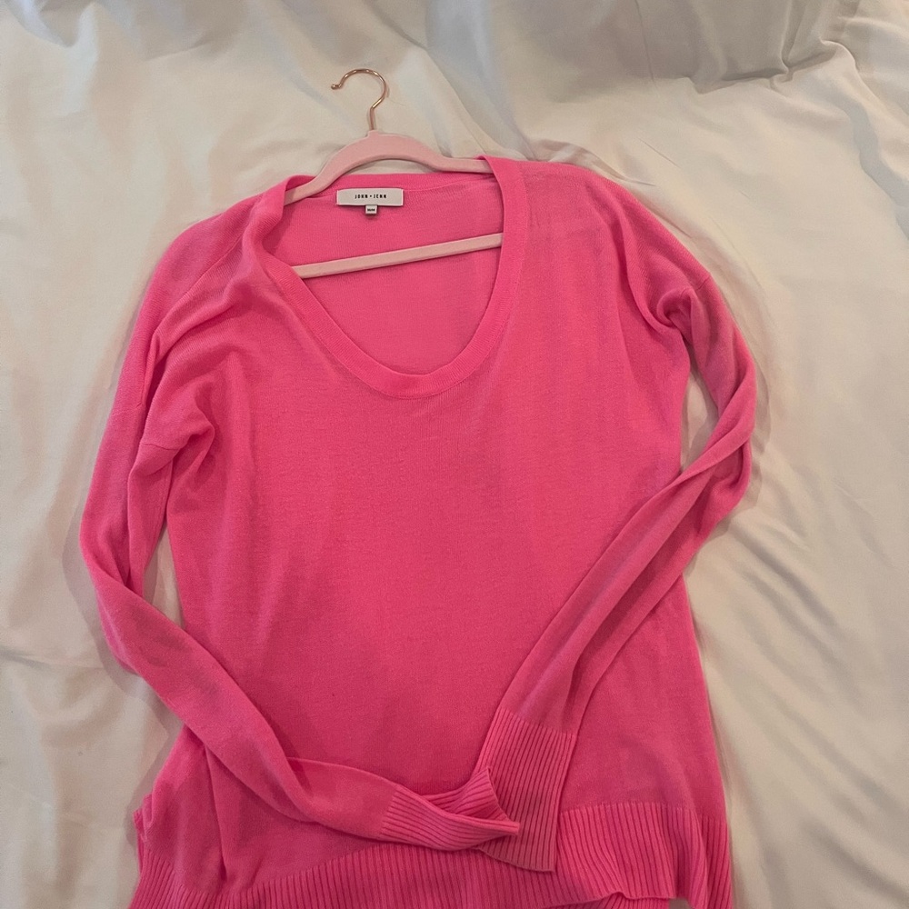BRIGHT PINK JOHN+JENN SWEATER. SIZE M